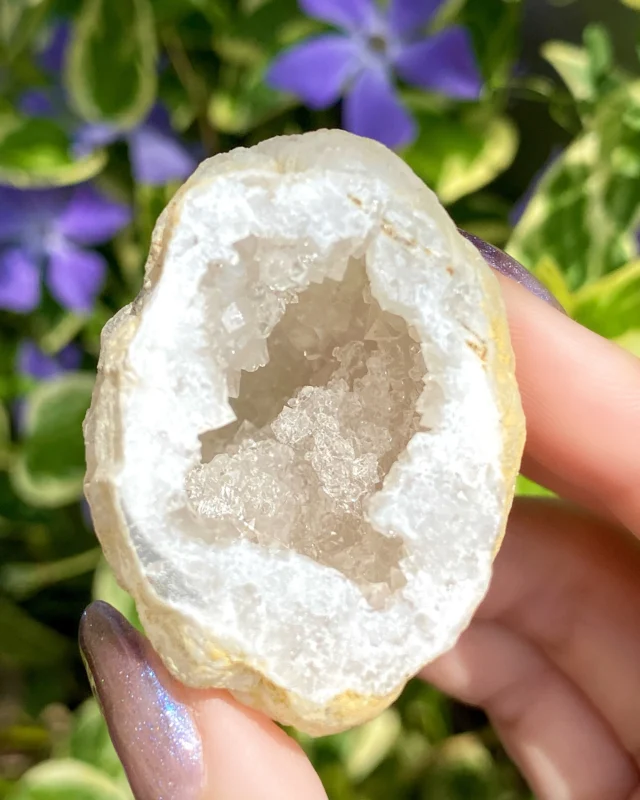 NEW magic in my hands.
Just one look and I feel aligned with myself.
This geode found me—not the other way around.

Crystal clarity.
Silent power.
Natural art.

もし「惹かれる」感覚があったら、それはきっと、今のあなたに必要な何か。
美しさや神秘のエネルギーに触れる時間、大切にしてあげてね。

→ ピンときた人は、忘れないように保存しておいて。
次のポストも近いうちに。

——
Geode lovers, save this!
Something about raw crystals always hits different.
The next post will go deeper.

#geode #healingstones
#ジオード #天然石